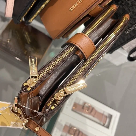 MICHAEL KORS LARGE DOUBLE ZIP WRISTLET PHONEHOLDER WALLET CLUTCH 
Brown - Picture 4 of 16